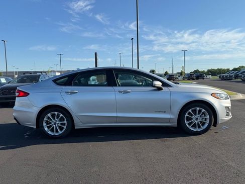 Used 2019 Ford Fusion SE FWD image 4