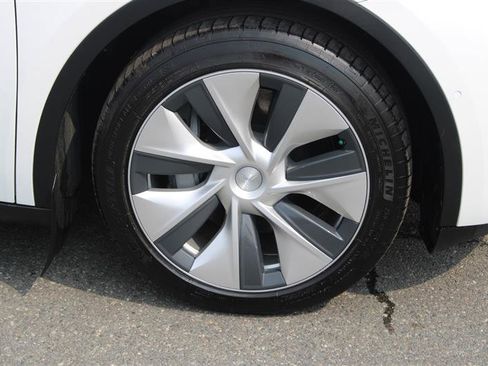 Used 2022 Tesla Model Y Long Range image 10