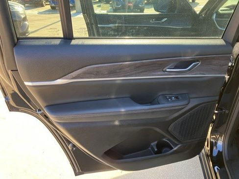 Used 2023 Jeep Grand Cherokee L Limited w/ Black Appearance Package image 21