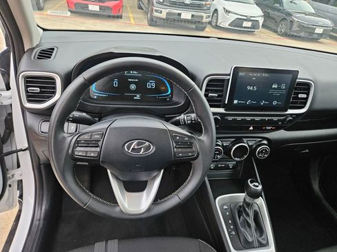 Used 2025 Hyundai Venue SEL FWD image 17