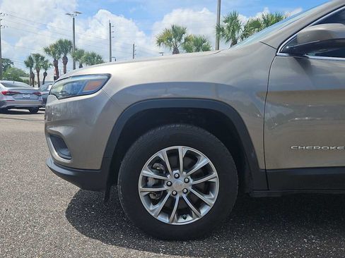 Used 2021 Jeep Cherokee Latitude Plus w/ Mopar Interior Package AWD/4WD image 18