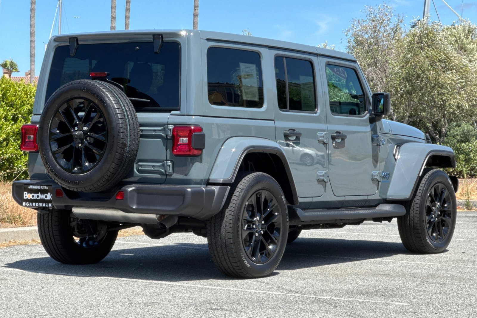 Used 2025 Jeep Wrangler Unlimited Sahara AWD/4WD image 4
