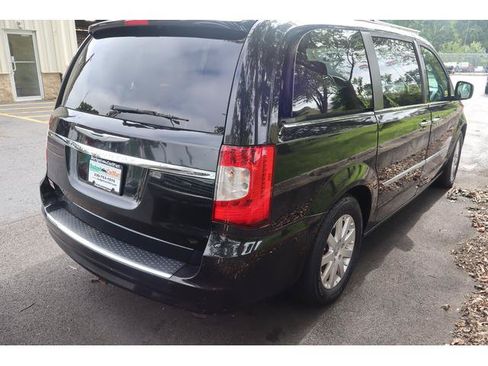 Used 2016 Chrysler Town & Country Touring w/ Driver Convenience Group FWD image 7
