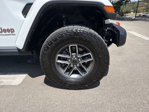 Used 2025 Jeep Gladiator Mojave w/ Convenience Group AWD/4WD image 18