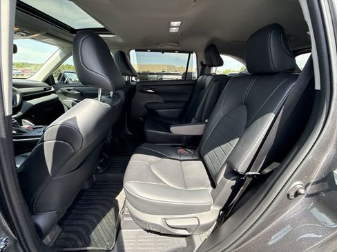 Used 2023 Toyota Highlander XLE FWD image 23