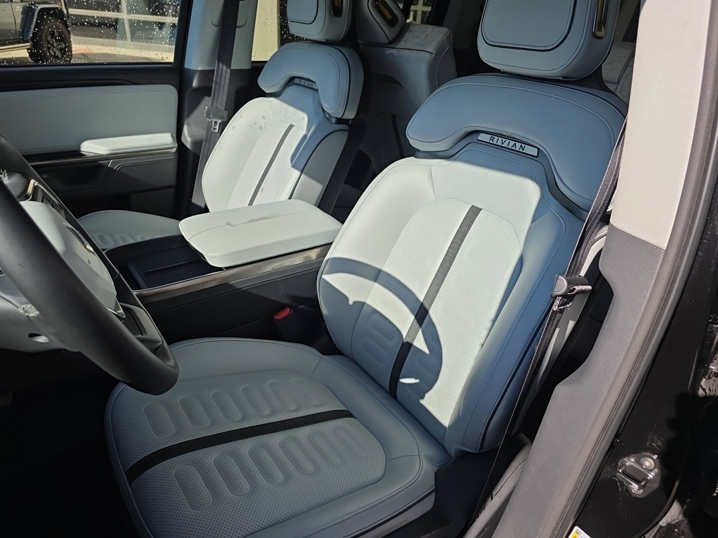 Used 2025 Rivian R1S Adventure Dual AWD/4WD image 7