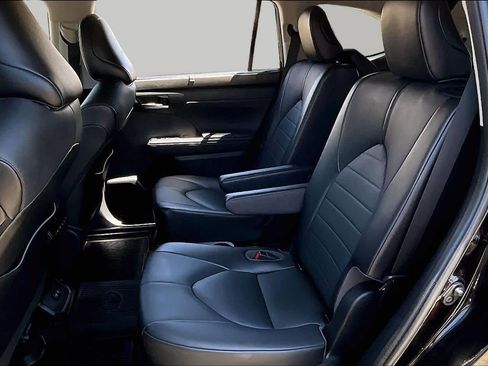 Certified 2021 Toyota Highlander XLE AWD/4WD image 20