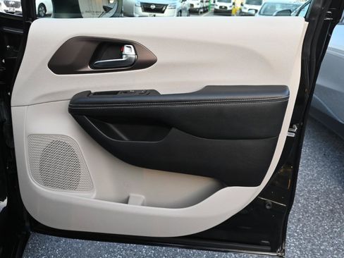 Used 2021 Chrysler Voyager LX FWD image 33