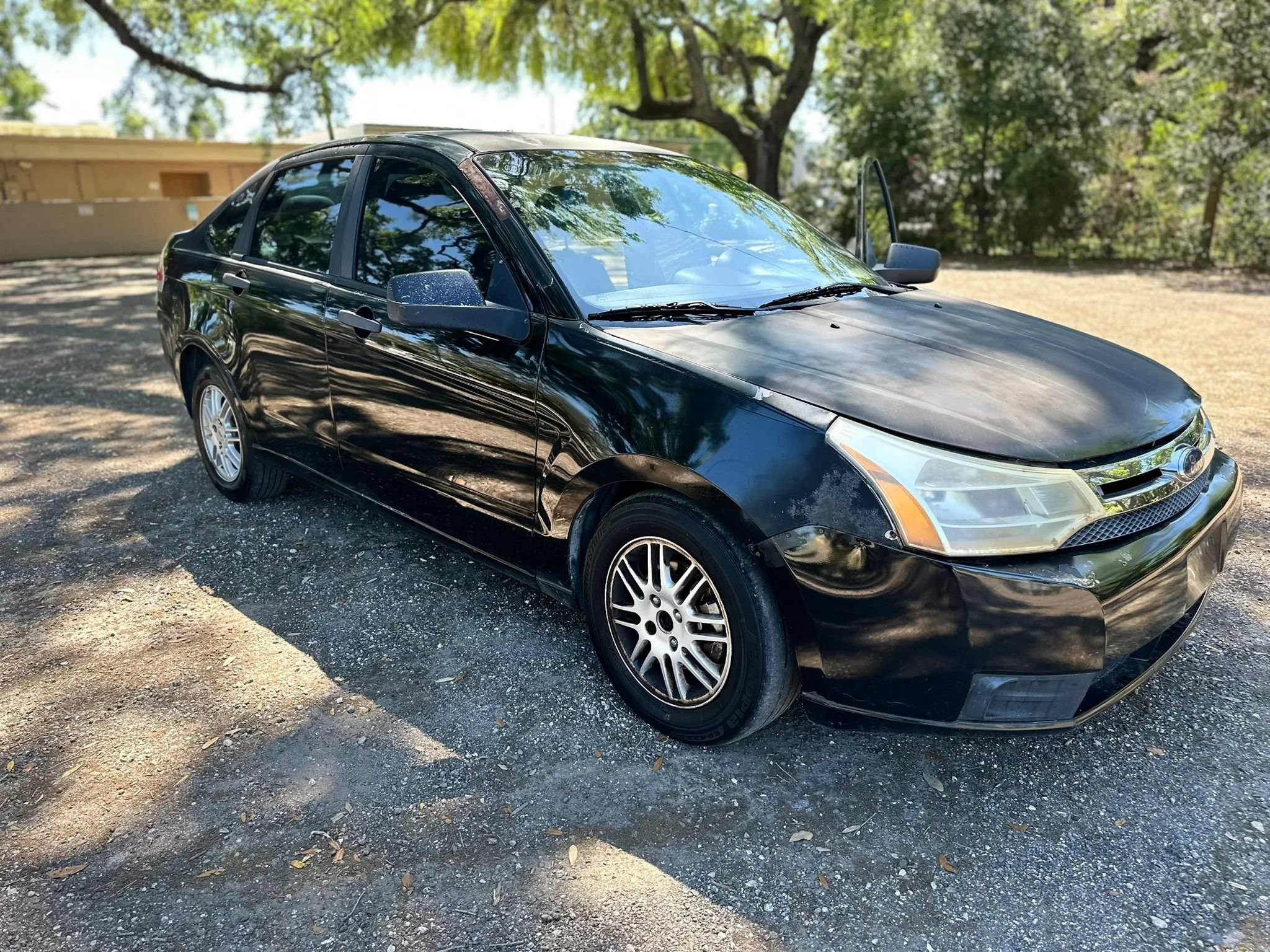 Used 2010 Ford Focus SE FWD image 3