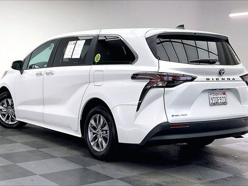 Used 2025 Toyota Sienna XLE image 10