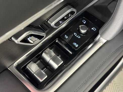 Used 2025 Land Rover Range Rover SE AWD/4WD image 12