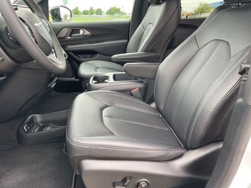 Used 2026 Chrysler Pacifica Select FWD image 10