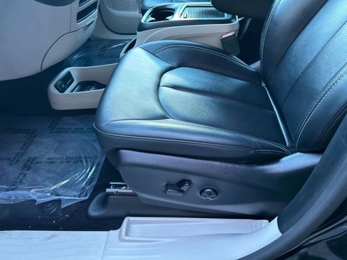 Used 2024 Chrysler Pacifica Touring-L image 20