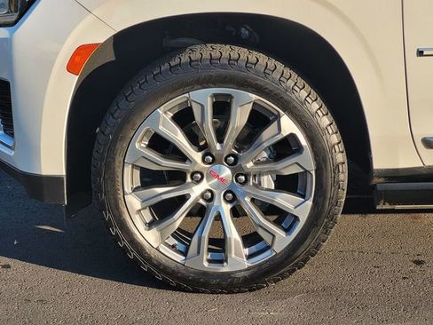 Used 2021 GMC Yukon XL Denali w/ Denali Premium Package image 10