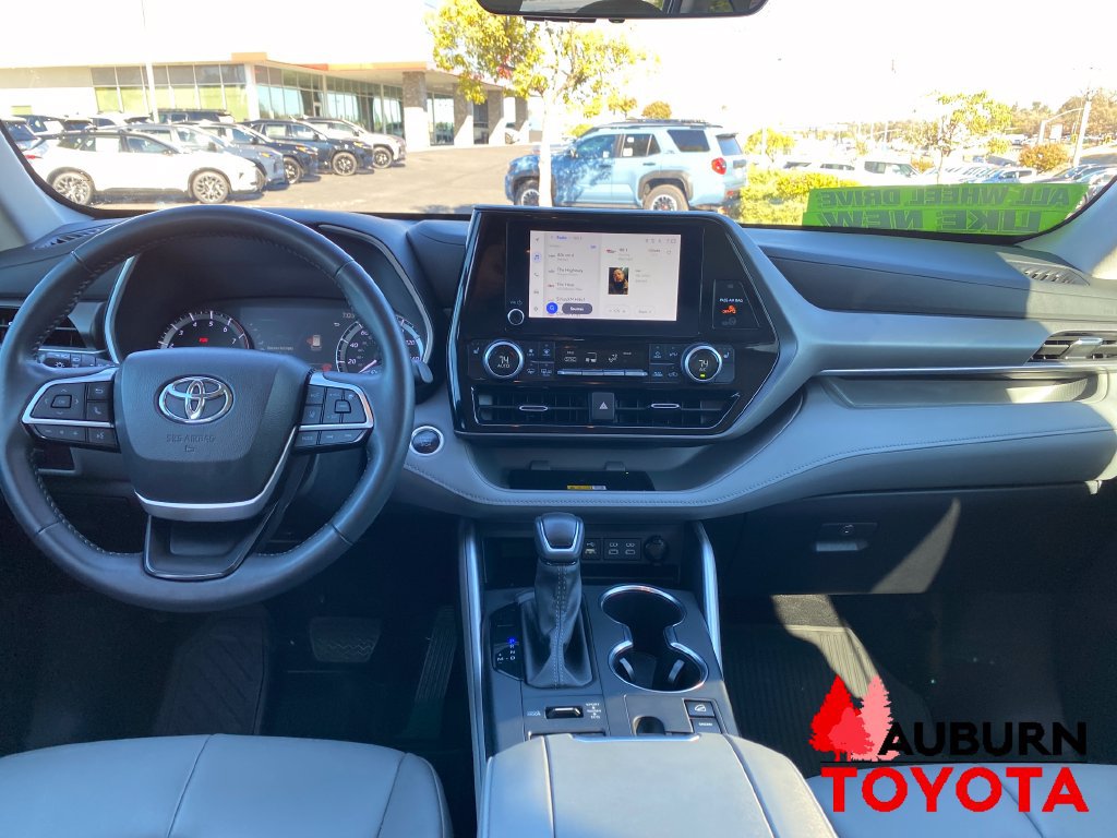 Used 2024 Toyota Highlander XLE AWD/4WD image 12
