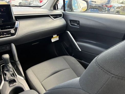 Used 2025 Toyota Corolla Cross LE FWD image 29