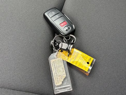 Used 2025 Toyota Corolla Cross LE image 22