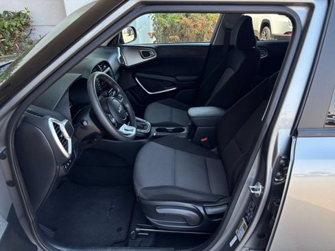 Used 2025 Kia Soul LX w/ LX Technology Package FWD image 24