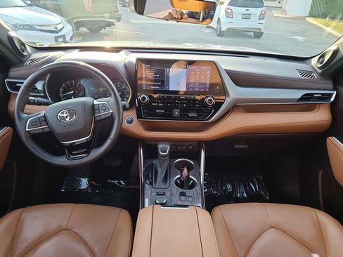 Used 2021 Toyota Highlander Platinum image 21