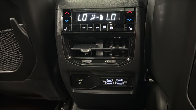 Used 2022 Jeep Grand Cherokee Overland w/ Luxury Tech Group IV AWD/4WD image 36