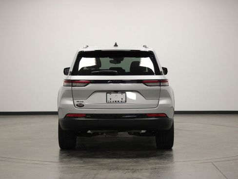 Used 2023 Jeep Grand Cherokee Altitude AWD/4WD image 7