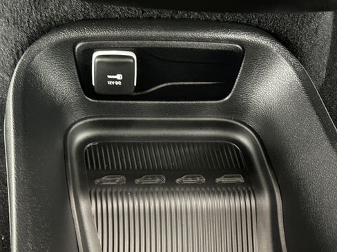 Used 2025 Chrysler Pacifica Select image 25