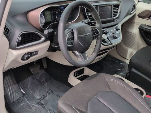 Used 2023 Chrysler Voyager LX FWD image 18