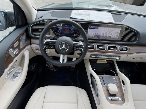 Used 2025 Mercedes-Benz GLS 450 4MATIC image 16