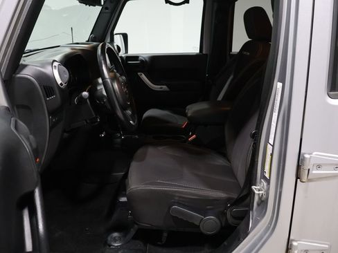 Used 2014 Jeep Wrangler Unlimited Rubicon w/ Connectivity Group image 10