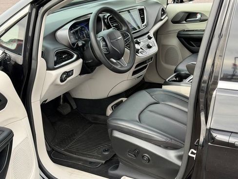 Used 2024 Chrysler Pacifica Touring-L image 11