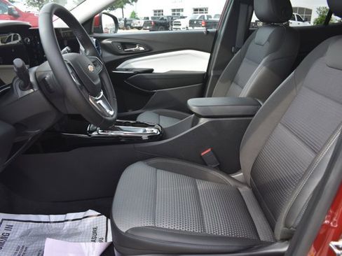 Used 2025 Chevrolet Trax LT w/ Driver Confidence Package FWD image 14