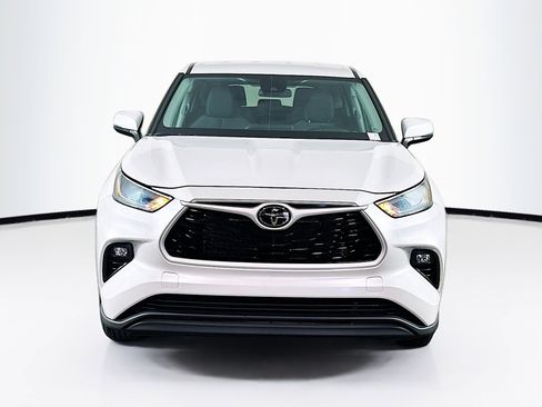 Used 2024 Toyota Highlander LE image 2