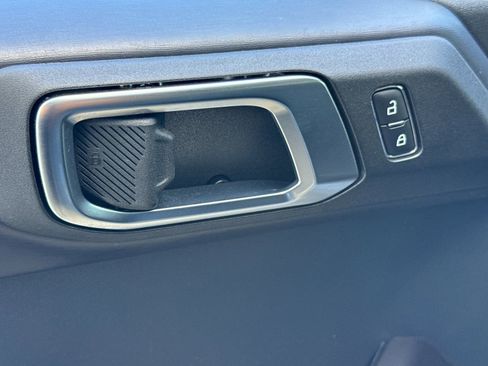 Used 2025 Ford Bronco Badlands image 12