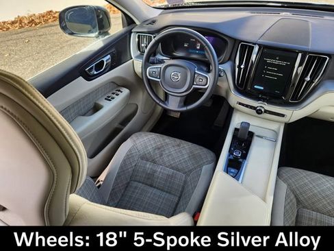 Certified 2022 Volvo XC60 B5 Momentum image 12