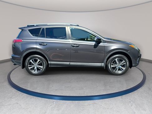 Used 2018 Toyota RAV4 XLE AWD/4WD image 4