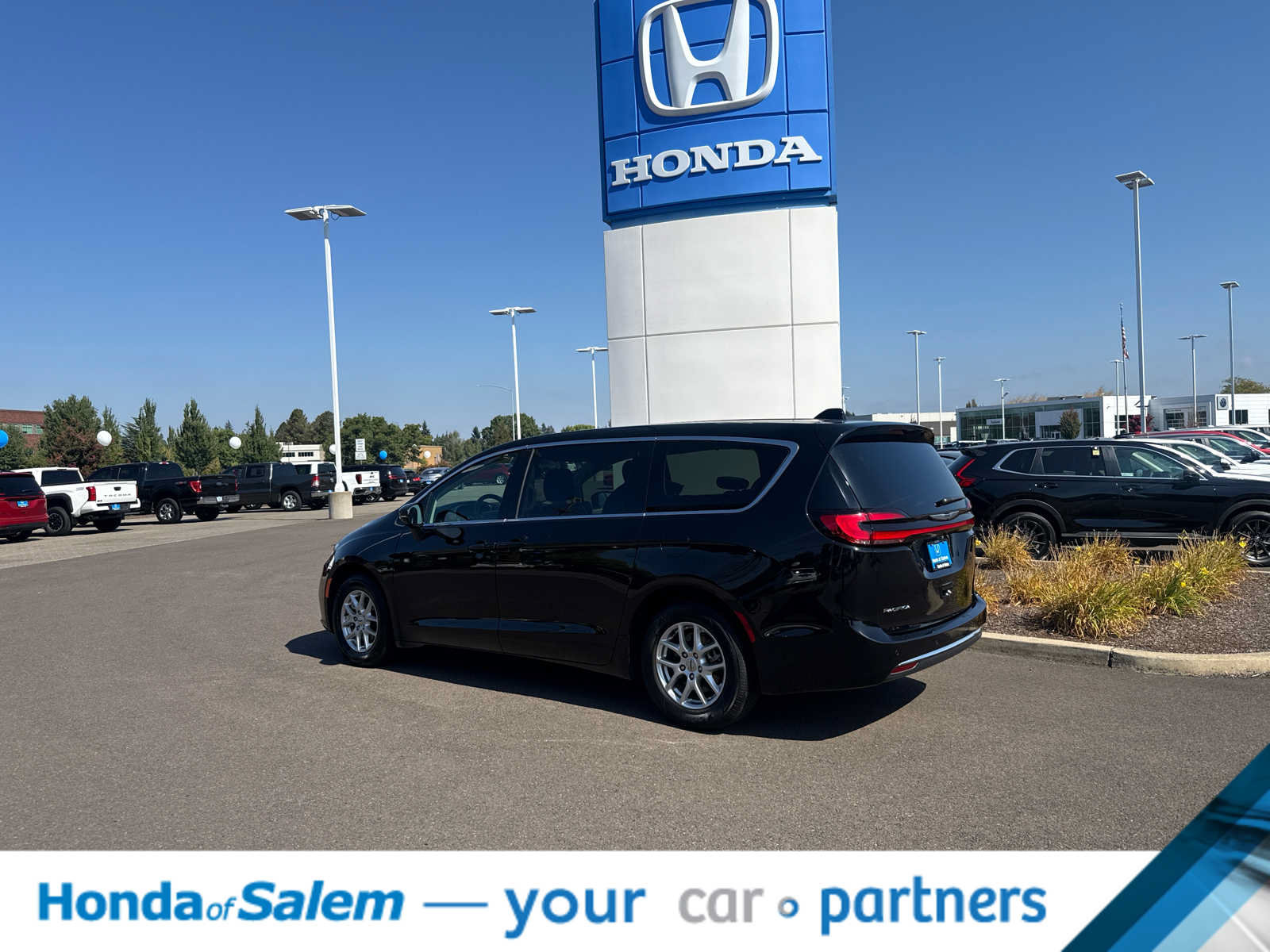 Used 2024 Chrysler Pacifica Touring-L FWD image 4