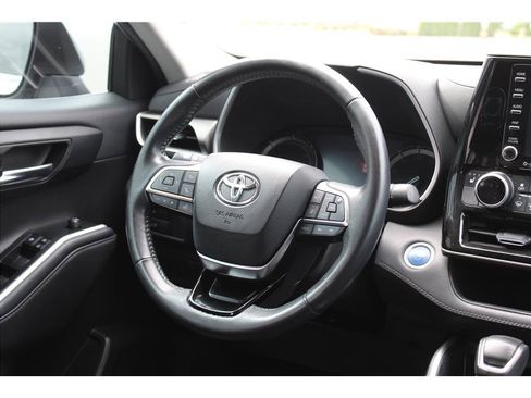 Used 2021 Toyota Highlander XLE AWD/4WD image 17