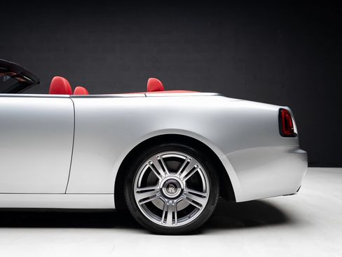 Used 2017 Rolls-Royce Dawn RWD image 23