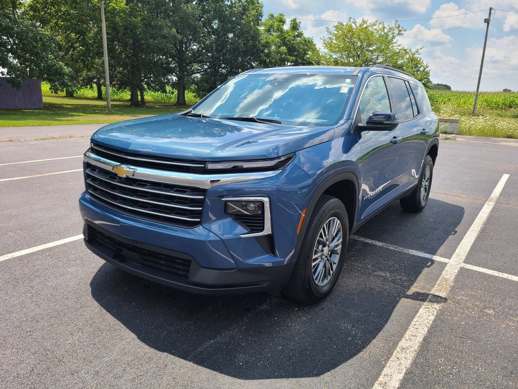 Used 2024 Chevrolet Traverse LT FWD image 3