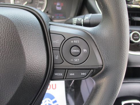 Used 2022 Toyota Corolla LE image 12