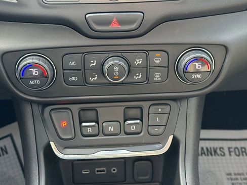 Used 2021 GMC Terrain SLE w/ Driver Convenience Package image 31