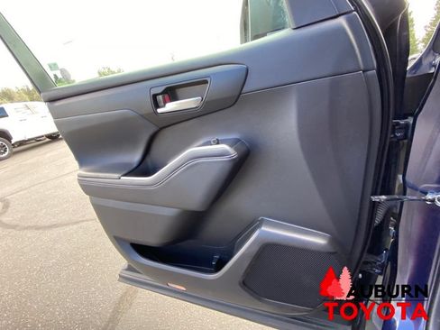 Used 2022 Toyota Highlander XSE AWD/4WD image 40