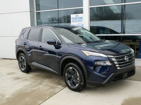 Used 2024 Nissan Rogue SV image 2