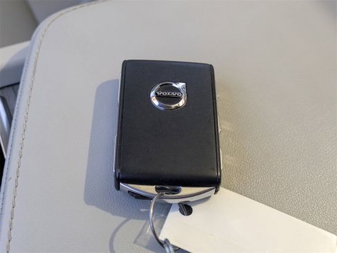 Certified 2023 Volvo XC60 B5 Ultimate image 43