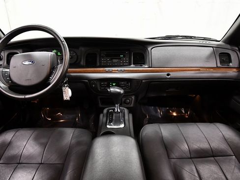 Used 2007 Ford Crown Victoria LX image 3