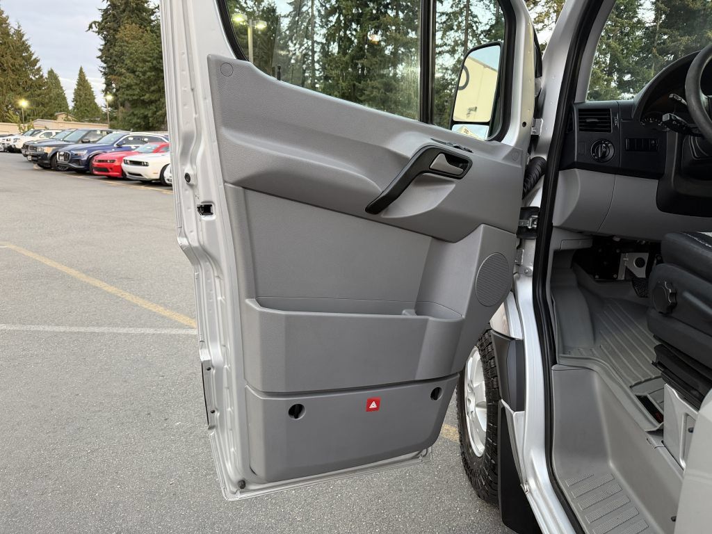 Used 2009 Freightliner Sprinter 2500 RWD image 33