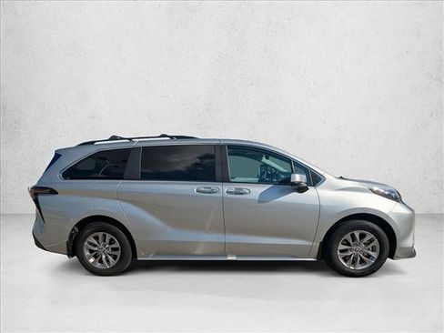 Used 2025 Toyota Sienna XLE image 4