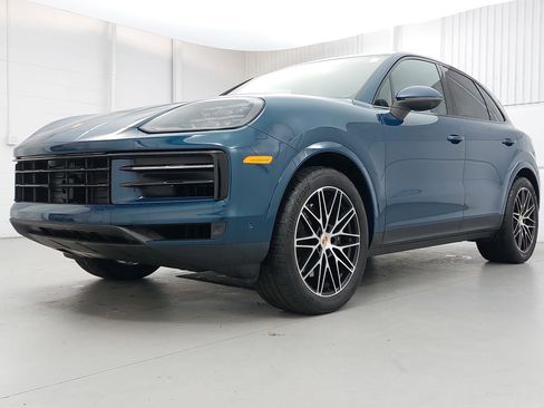 Used 2025 Porsche Cayenne image 1