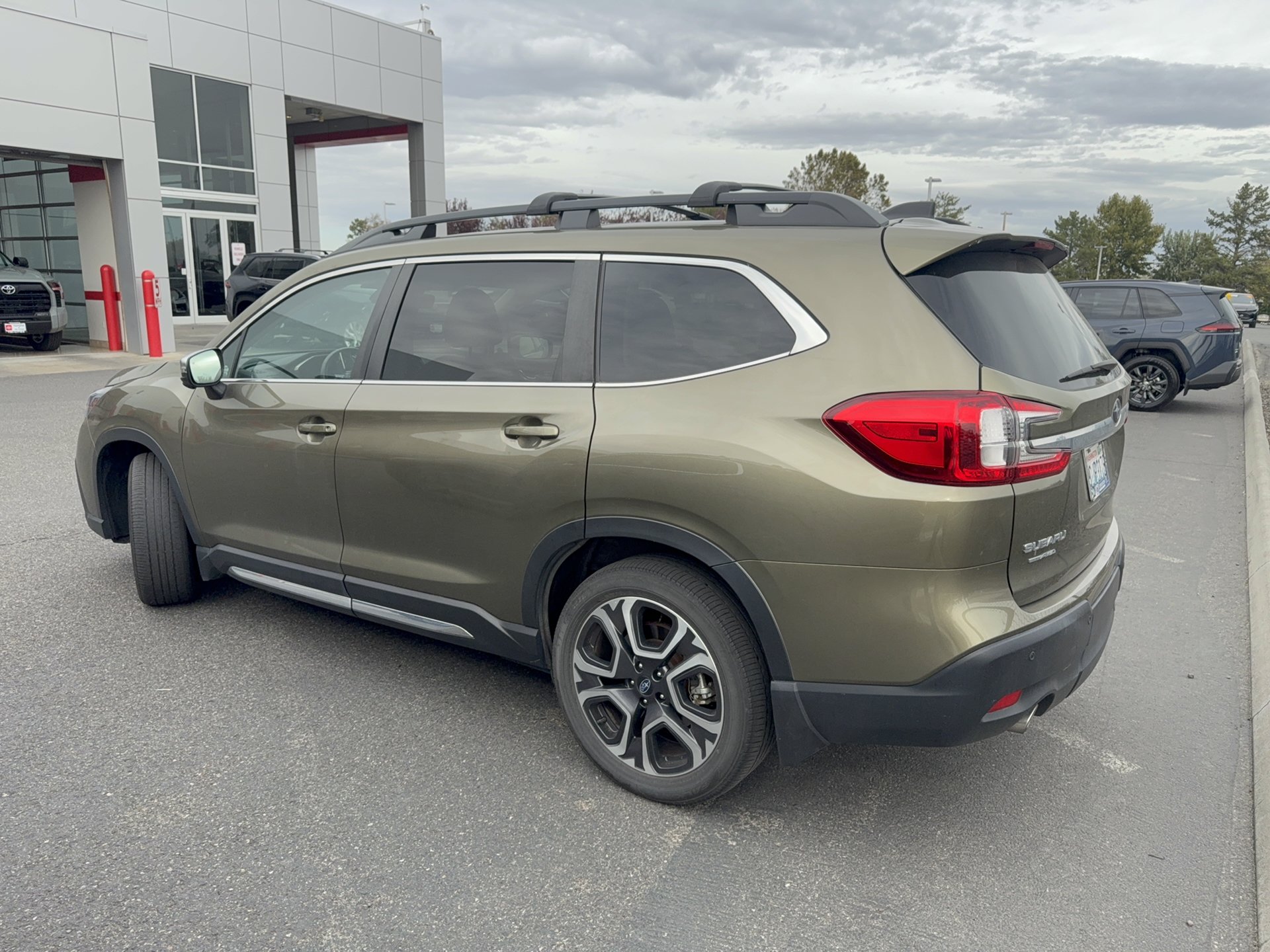 Used 2023 Subaru Ascent Limited w/ Technology Package AWD/4WD image 7