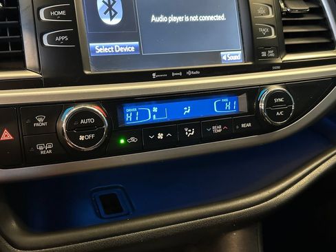 Used 2019 Toyota Highlander SE AWD/4WD image 14